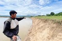 Sông Ba sạt lở nghiêm trọng, hàng trăm hộ dân bất an.