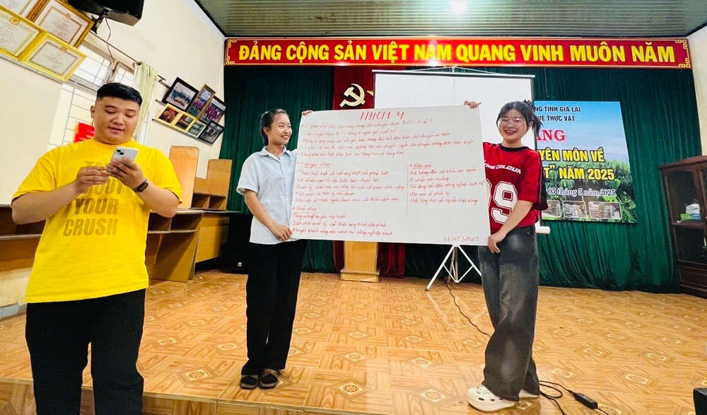 Học viên tham gia lớp bồi dưỡng trình bày phần thảo luận nhóm. Ảnh: Đinh Yến z6579863650562-0c86d8259140ca290665829a1a4936eb.jpg