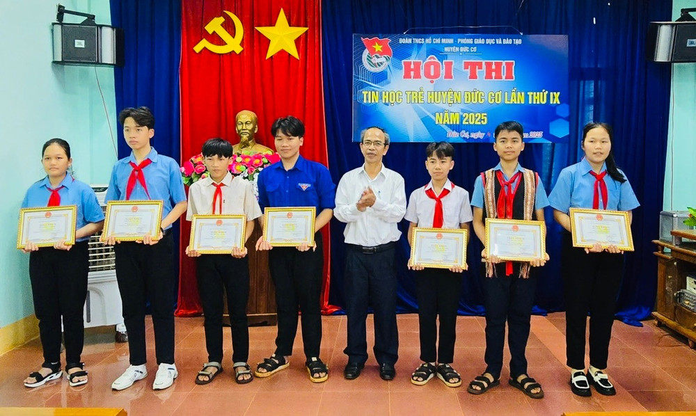Ban tổ chức trao giải cho các thí sinh có thành tích xuất sắc tại Hội thi. Ảnh: Thanh Tịnh 123456.jpg