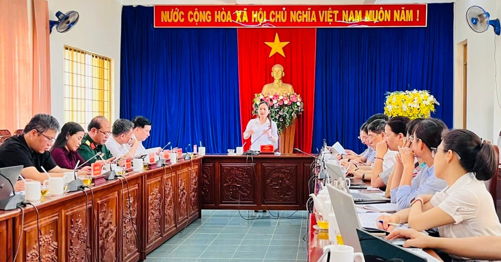 Bà Siu Hương (đứng)-Tỉnh ủy viên, Phó Trưởng đoàn chuyên trách Đoàn Đại biểu Quốc hội tỉnh Gia Lai giám sát tại UBND TP. Pleiku. Ảnh: Hoàng Hoài z6381615056355-524d1c990e23446c3ca481729c2df019.jpg