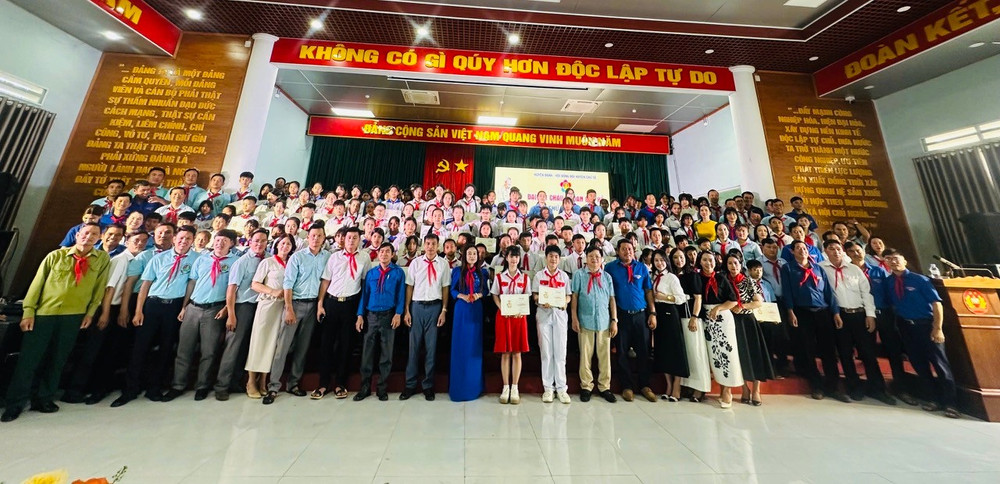 Lãnh đạo huyện đã trao giấy chứng nhận danh hiệu “Cháu ngoan Bác Hồ” cho 120 đội viên, thiếu nhi tiêu biểu trên địa bàn. Ảnh: Nay Winh z6402484851542-079ad6a01312bc4ac9bfd6b135d1f6e6.jpg