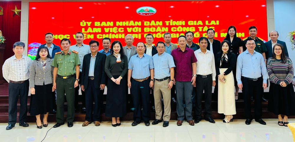 Đoàn Học viện Chính trị Quốc gia Hồ Chí Minh cùng lãnh đạo, cán bộ tỉnh Gia Lai chụp ảnh lưu niệm. Ảnh: Yến Hoài z5975079388224-c8cbc23135af20b8094bb199b2220ba3-1-6052-3466.jpg