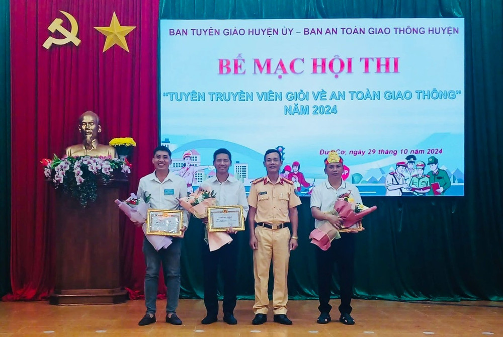 Ban Tổ chức trao giải cho các đội thi đạt thành tích xuất sắc. Ảnh: Thanh Tịnh z5980159039570-fc38f0a3930b0dd75e9523074fab65e0.jpg