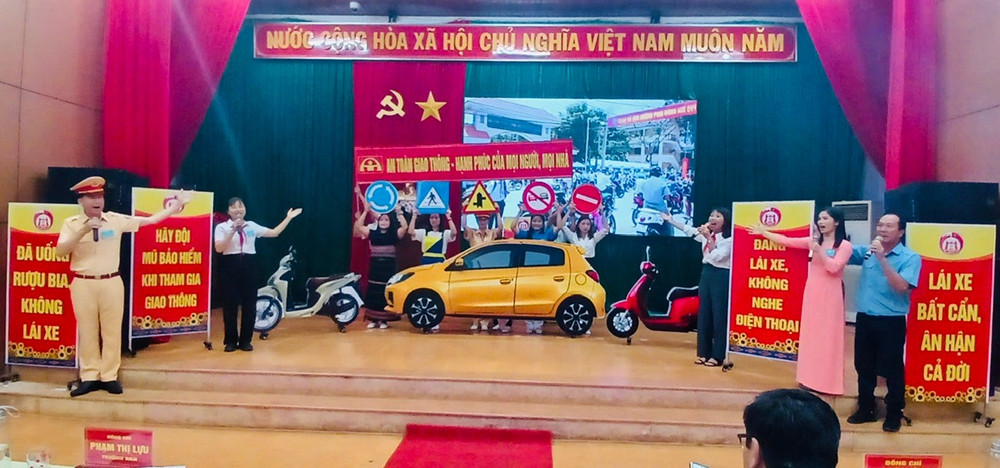 Các đội tham gia phần thi tự giới thiệu. Ảnh: Thanh Tịnh z5980154886701-6e82e84790b70f18211850008e975b81.jpg