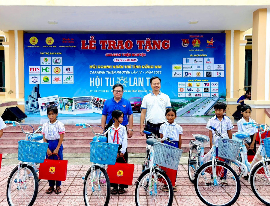 Các đơn vị tặng quà và xe đạp cho học sinh. Ảnh: Tỉnh đoàn 73.jpg
