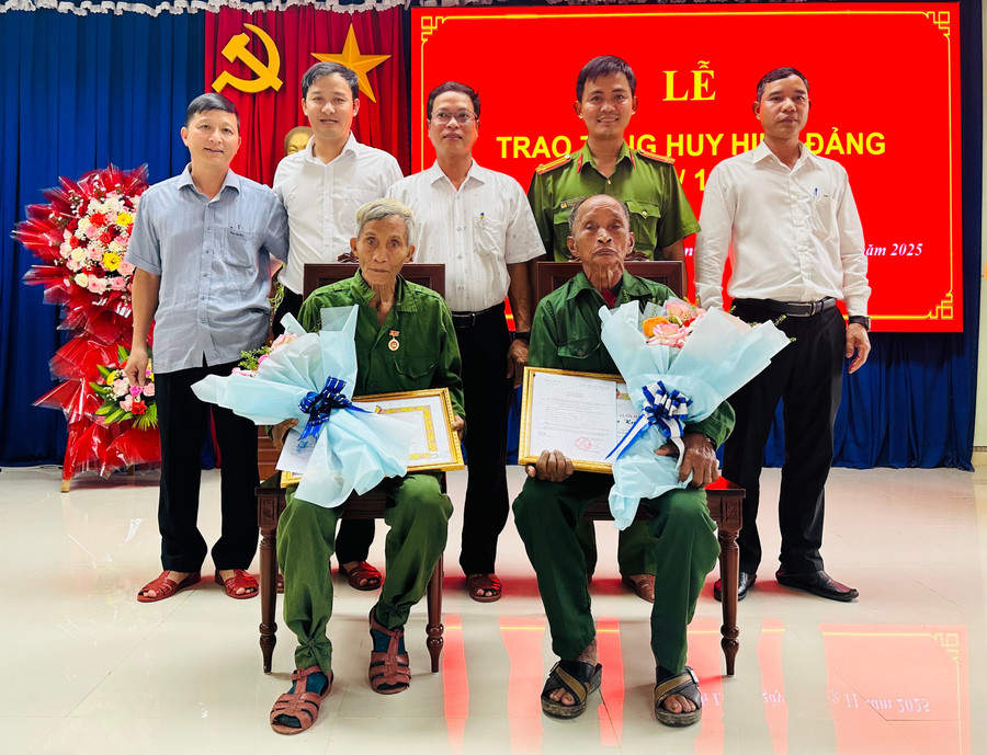 ថ្នាក់ដឹកនាំឃុំ Canh Lien បានថតរូបអនុស្សាវរីយ៍ជាមួយសមាជិកបក្ស Dinh Van Hung (អង្គុយខាងឆ្វេង) និង Dinh Van Ku។ រូបថត៖ ទ្រីវចូវ img-6250.jpg