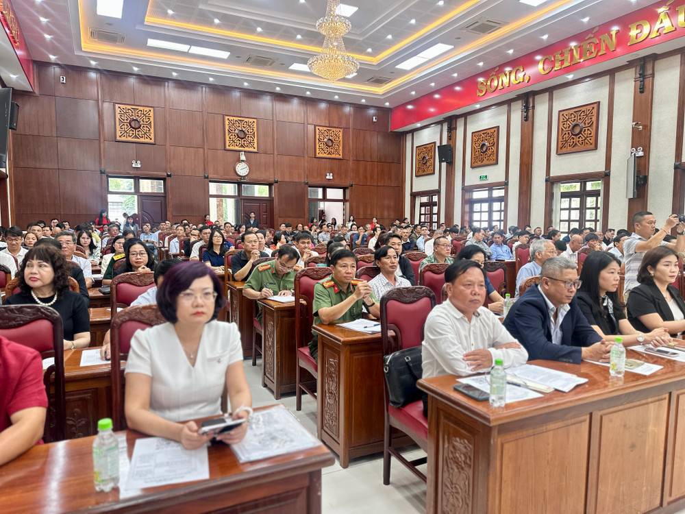 Đại diện các doanh nghiệp, hợp tác xã tham dự chương trình đối thoại. Ảnh: Hà Duy img-1207.jpg