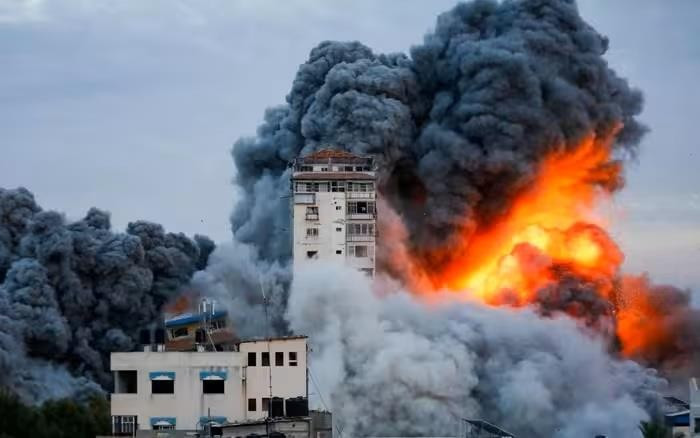 Hình ảnh một vụ không kích mới của Israel vào Gaza. Ảnh: Reuters hinh-anh-mot-vu-khong-kich-vao-gaza-anh-reuters.jpg