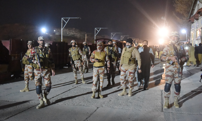 Lực lượng quân đội chính phủ Pakistan triển khai lực lượng gần khu vực đoàn tàu bị khống chế hôm 11/3. Ảnh: AFP binh-sy-pakistan-trien-khai-quan-gan-khu-vuc-phien-quan-chiem-doan-tau-hom-11-3-anh-afp.png
