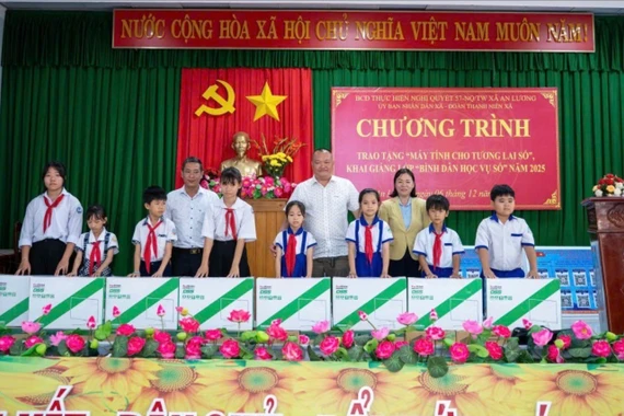 Lễ khai giảng lớp “Bình dân học vụ số” tại xã An Lương, phối hợp giữa UBND và Đoàn Thanh niên xã.