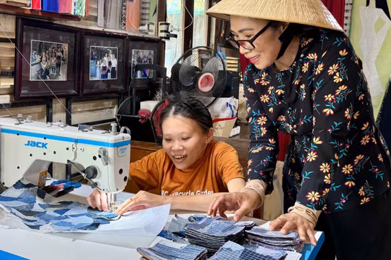 Thanh niên khuyết tật Gia Lai: Nghị lực viết tiếp ước mơ