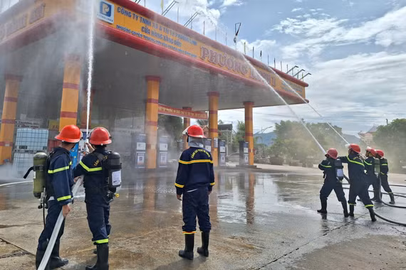 Thực tập phương án chữa cháy, cứu nạn, cứu hộ tại cửa hàng xăng dầu Phương Linh 1