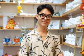 Chàng trai mở tiệm làm đồ thủ công mỹ nghệ giúp đỡ người bị nhiễm HIV