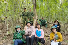 Cán bộ, hội viên phụ nữ huyện Đức Cơ phối hợp tuần tra, bảo vệ đường biên (ảnh đơn vị cung cấp).
