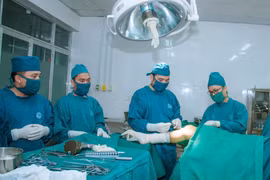 Phẫu thuật phaco. Ảnh: L.Q.A