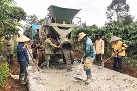 Người dân làng Mrông Yố 1 (xã Ia Ka, huyện Chư Păh) tham gia làm đường giao thông. Ảnh: Nguyễn Hồng