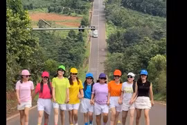 Chín phụ nữ dàn hàng ngang giữa đường để quay clip