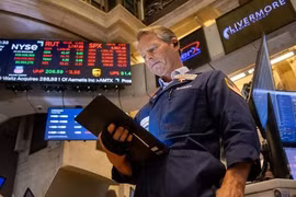 18 giờ kịch tính khiến Tổng thống Donald Trump đổi ý về thuế đối ứng