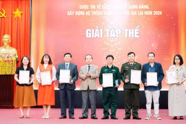 Phó Bí thư Thường trực Tỉnh ủy, Trưởng đoàn đại biểu Quốc hội tỉnh Châu Ngọc Tuấn trao giải tập thể cho 7 đơn vị đầu mối có thành tích trong lãnh đạo, chỉ đạo, triển khai hưởng ứng và có tác phẩm đạt giải cao tại cuộc thi. Ảnh: Đ.T