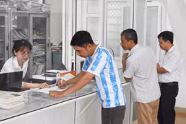 Người dân đến làm thủ tục hành chính được cán bộ thị trấn Chư Ty huyện Đức Cơ tư vấn hướng dẫn cụ thể. Ảnh: Thanh Nhật