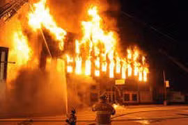 Điều tra vụ con trai đổ xăng đốt nhà làm mẹ ruột bị bỏng nặng