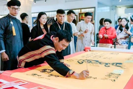 “Sống là cho đâu chỉ nhận riêng mình” 