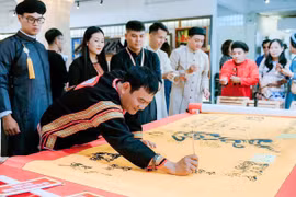 “Sống là cho đâu chỉ nhận riêng mình” 