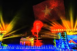 Giữa sóng cả luôn vững tay chèo!