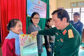 Niềm vui của bà Trần Thị Hoa (tổ 7, thị trấn Ia Kha, huyện Ia Grai) khi được trao sinh kế. Ảnh: L.N