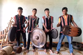 Ông Puih Đup truyền dạy cồng chiêng cho thanh-thiếu niên làng Blang 3. Ảnh: R.H