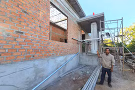 Thợ xây địa phương góp phần đổi thay buôn làng