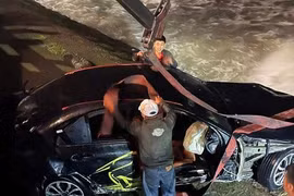 Xe Mercedes biển số TP HCM chở 5 người lao xuống biển ở Nha Trang