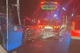 2 xe khách, 3 ô tô tông liên hoàn trên đường cao tốc Vĩnh Hảo – Phan Thiết