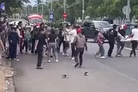 Đánh nhau náo loạn trước cổng bệnh viện, 1 người được... khiêng vào viện
