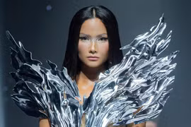 H'Hen Niê 'bế' bụng bầu 4 tháng lên sàn diễn, lên tiếng về ý kiến trái chiều