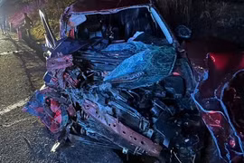 Xe khách và xe con đối đầu, nhiều người bị thương