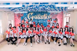 Bộ ảnh kỷ yếu của học sinh với cờ Tổ quốc trở thành 'trend' năm nay