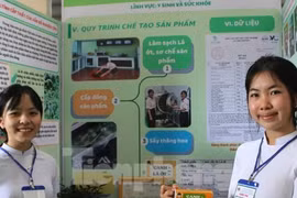 Hai nữ sinh trung học chế món canh độc đáo từ lá ớt