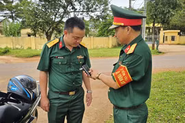 Thành viên Tổ kiểm soát của Sư đoàn 320 (Quân đoàn 3) tiến hành đo nồng độ cồn đối với quân nhân khi ra vào cổng đơn vị. Ảnh: THIÊN DI