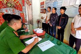 Thản nhiên lập sòng đánh bạc giữa hoa viên