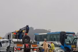 Tai nạn liên hoàn giữa 3 xe ôtô trên cao tốc, giao thông ùn tắc