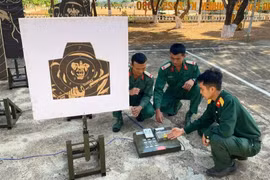 Trung úy Nguyễn Tất Đạt hướng dẫn các chiến sĩ sử dụng thiết bị nâng, hạ bia tự động bằng piston. Ảnh: V.H