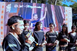 Nghệ nhân Nay Thơi biểu diễn tiết mục hát dân ca trong chương trình “Sắc màu văn hóa Gia Lai-Bảo tồn và phát triển”. Ảnh: N.M