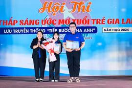 Bí thư Tỉnh Đoàn Hà Thị Giang Thảo (bìa trái) trao giải nhất Hội thi thắp sáng ước mơ tuổi trẻ Gia Lai năm học 2024-2025 cho đội thi Đoàn Trường THPT Nguyễn Bỉnh Khiêm. Ảnh: P.L