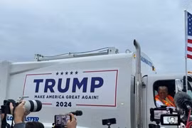 Ông Donald Trump xuất hiện với hình ảnh gây sốc