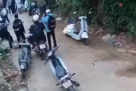 Nữ sinh lớp 10 bị bạn khác trường đánh túi bụi