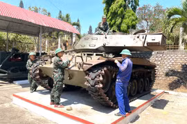 Cán bộ, chiến sĩ Lữ đoàn Tăng thiết giáp 273 phục chế phiên bản xe tăng M41 số hiệu 021. Ảnh: L.N