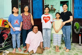 Đại diện Dự án “Nuôi em thành tài” trao tiền hỗ trợ cho gia đình em Đào Trần Hoàng Quân (đường Lương Định Của, phường Hội Phú, TP. Pleiku). Ảnh: M.N