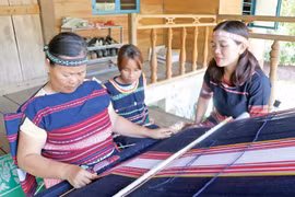 Phụ nữ làng Groi phát huy nghề dệt thổ cẩm