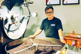 Anh Nguyễn Quốc Đạt (phường Phù Đổng, TP. Pleiku) không chỉ là thợ rang nổi tiếng mà còn trở thành người thầy của hàng trăm bạn trẻ có chung niềm đam mê. Ảnh: T.D